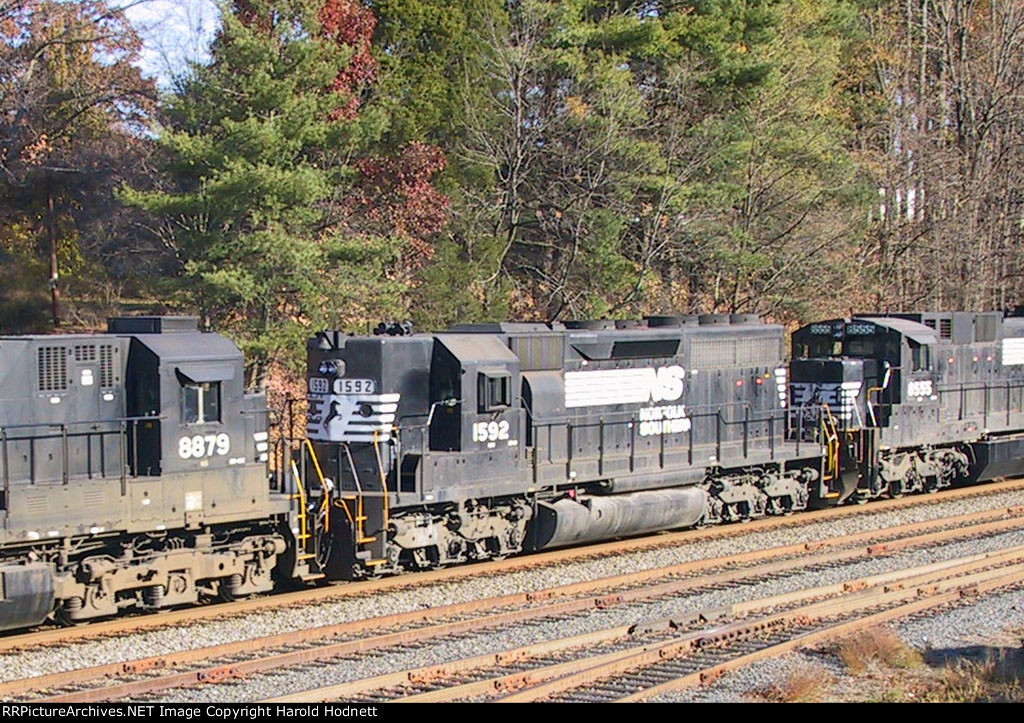 NS 1592 heads southbound 